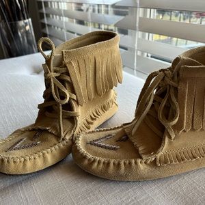 Size 8 Harvester Manitobah Mukluks
